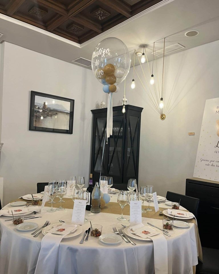 Espacio amplio y luminoso del salón Convento en el Restaurante Catedral de Almería