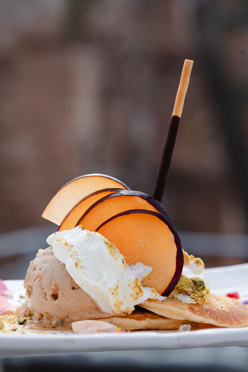Café y repostería en la terraza de La Azotea del Restaurante Catedral en Almería