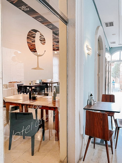 Entrada del Restaurante Catedral en Almería con decoración moderna y acogedora
