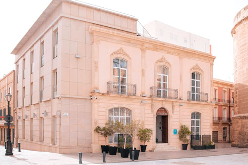 Fachada moderna del Restaurante Catedral en Almería, mezcla de historia y presente