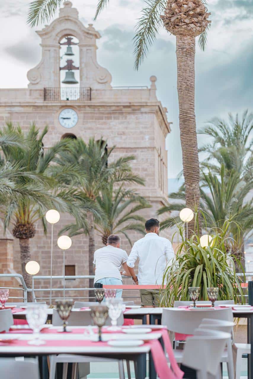 Mesas decoradas para eventos en la terraza con palmeras del Restaurante Catedral en Almería