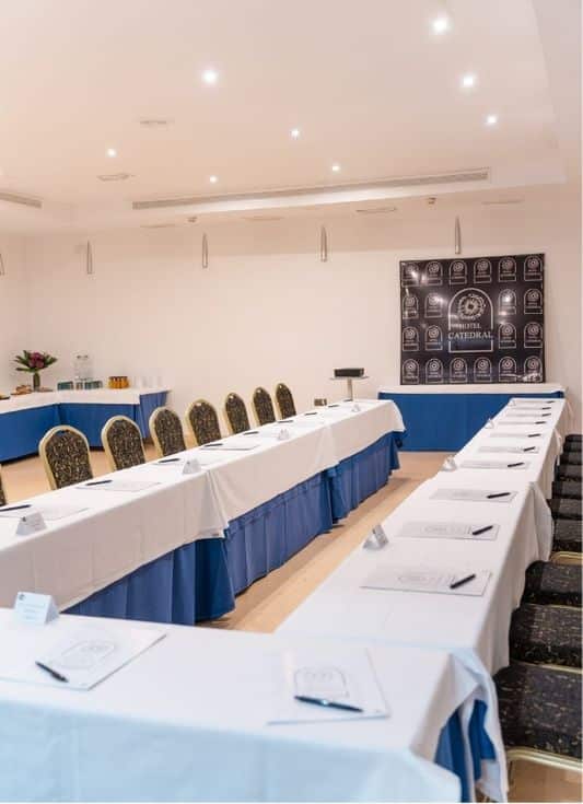 Sala preparada para reuniones de empresa y conferencias en el Restaurante Catedral en Almería