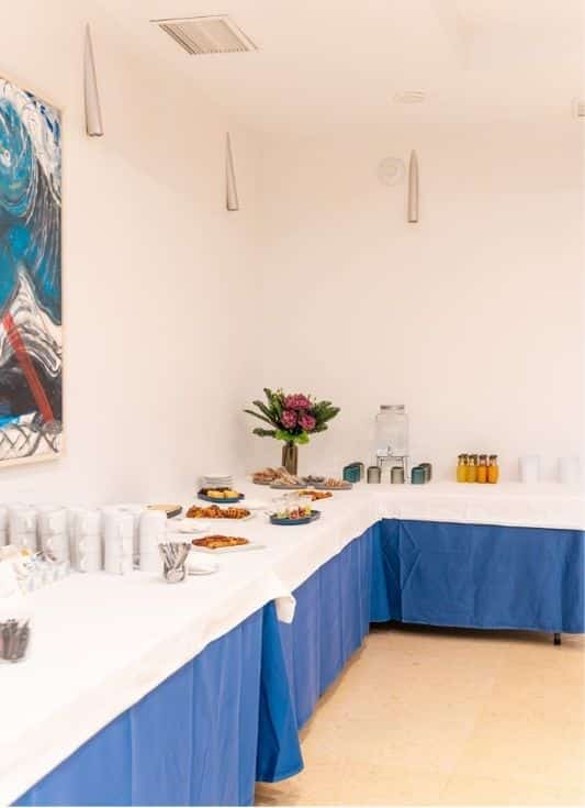 Sala preparada para reuniones de empresa y conferencias en el Restaurante Catedral en Almería