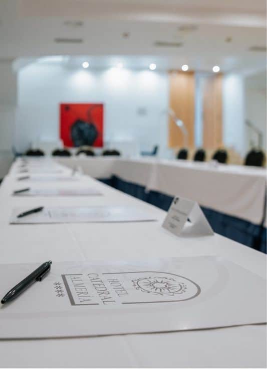 Sala preparada para reuniones de empresa y conferencias en el Restaurante Catedral en Almería