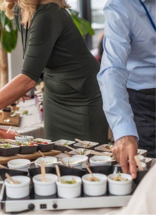 Sala preparada para reuniones de empresa y conferencias en el Restaurante Catedral en Almería