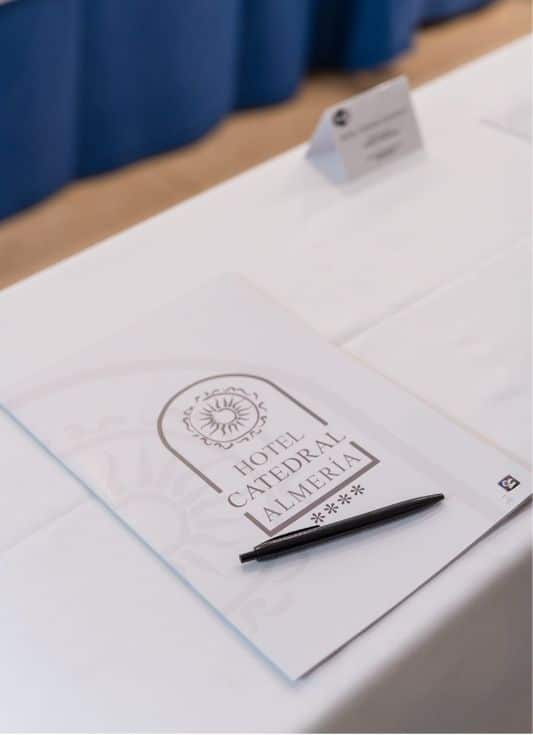 Sala preparada para reuniones de empresa y conferencias en el Restaurante Catedral en Almería